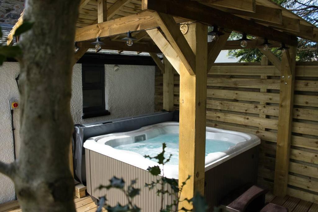 Luxurious Cottage With Hot Tub, Lake District Duddon Екстер'єр фото